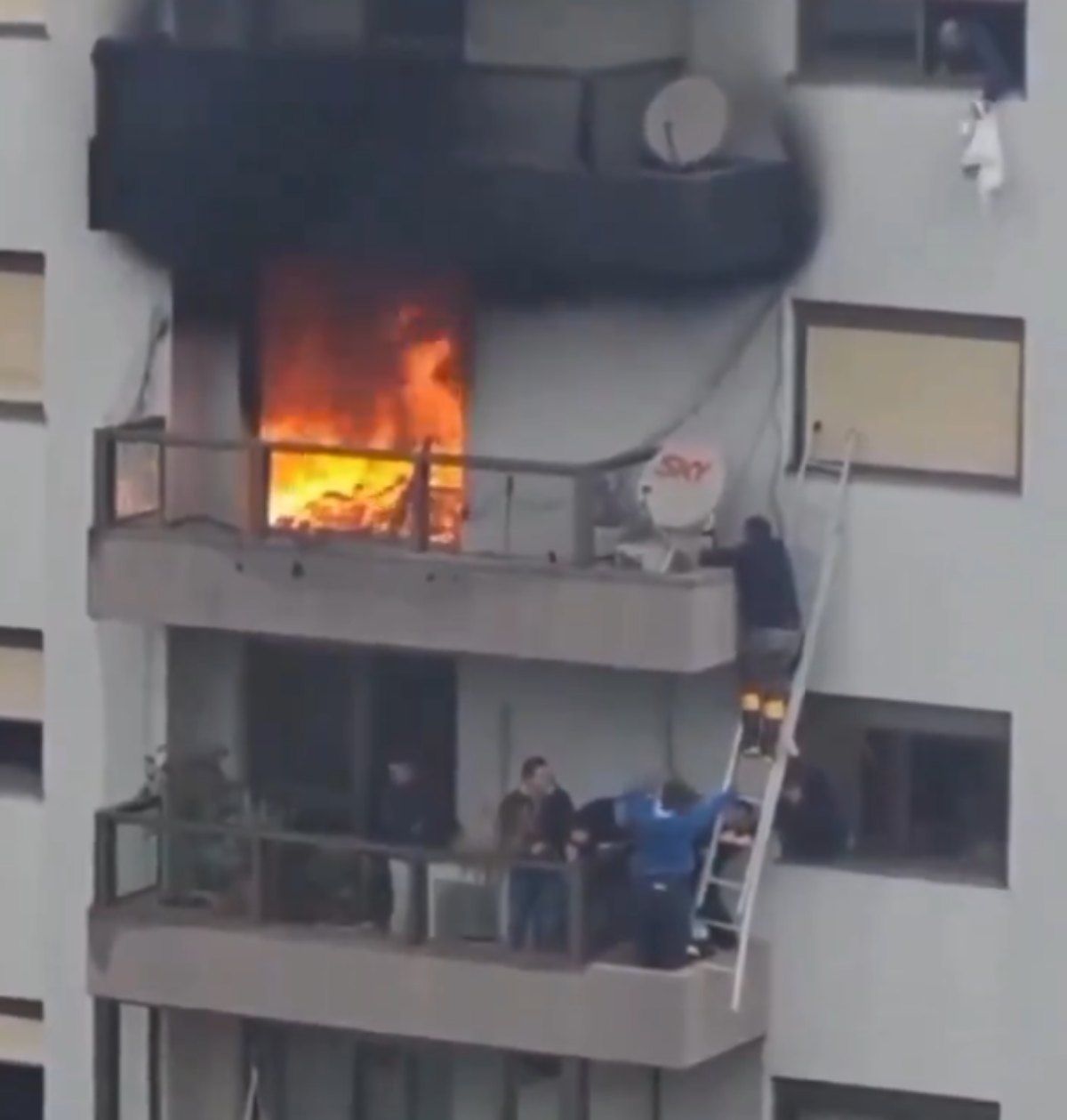 Criança é resgatada por vizinhos de apartamento em chamas