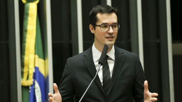 Podemos decide por lançar Álvaro Dias na corrida ao Senado pelo Paraná. (Foto: Reprodução / Redes Sociais / Álvaro Dias)
