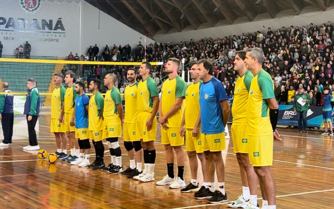 Jogadores de Voleibol em quadra. 