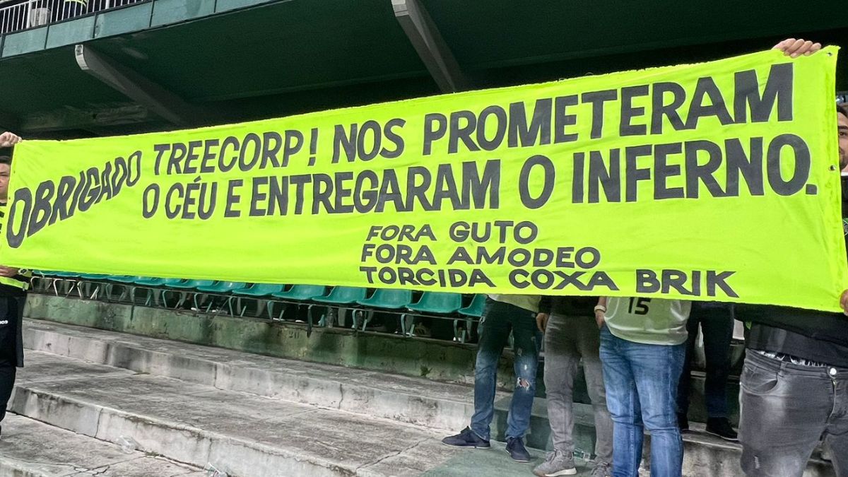 Faixa com críticas à diretoria do Coritiba marcaram a derrota diante do Sport, pela 3ª rodada da Série B 2024