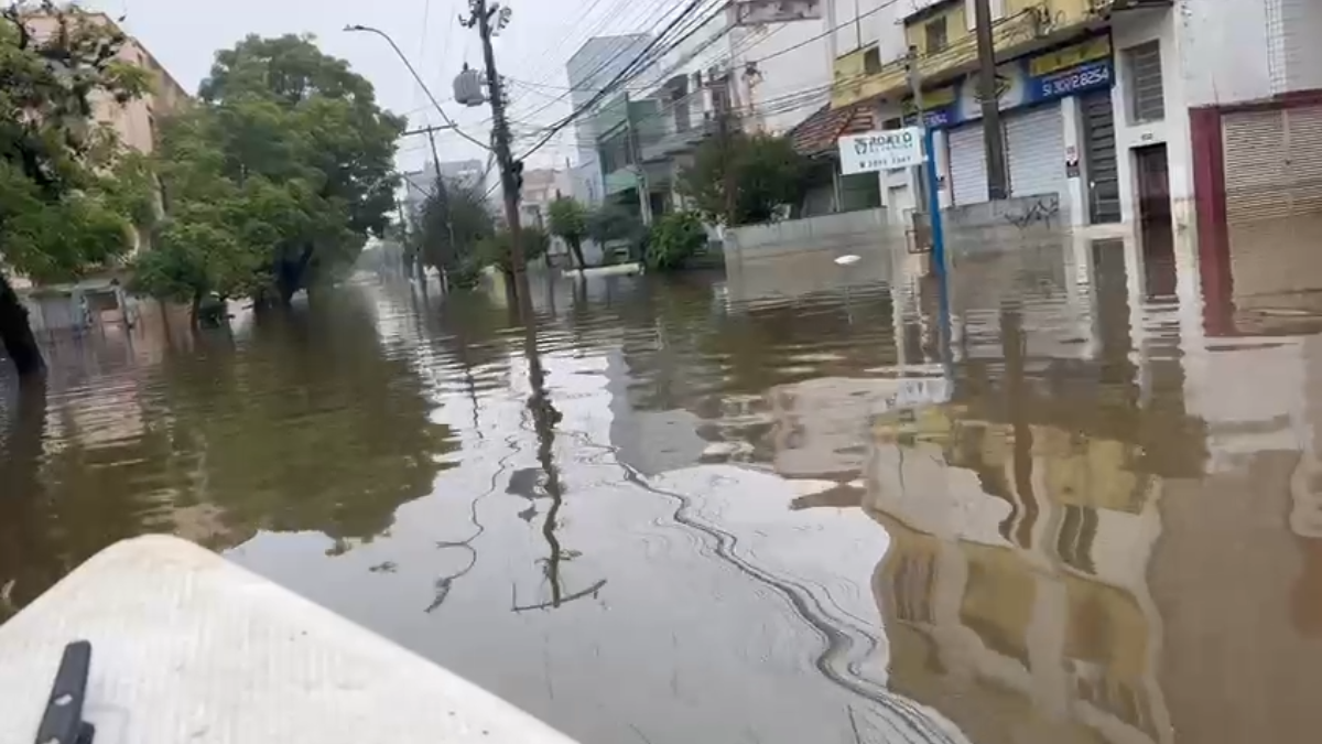 Bairro São João é um dos mais afetados pelas enchentes em Porto Alegre