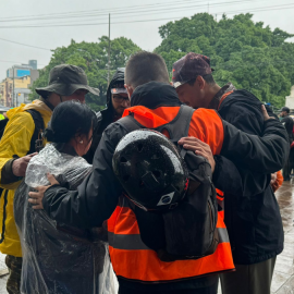 Voluntários comemoram regates das vítimas das enchentes no RS
