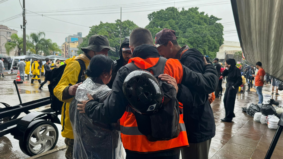 Voluntários comemoram regates das vítimas das enchentes no RS