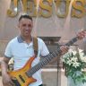 Trabalhador que morreu esmagado em Itaperuçu era contrabaixista de banda gospel