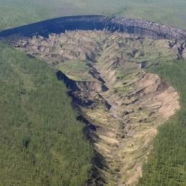 A "Porta do Inferno", uma misteriosa cratera em Batagaika, na Sibéria, cresce em ritmo assustador e os perigos que isso pode ocasionar preocupam.