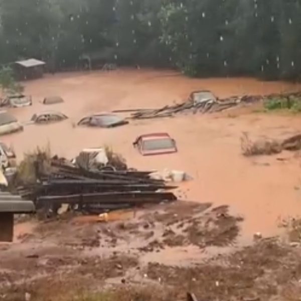Tornado causa destruição e deixa moradores ilhados em Santa Catarina