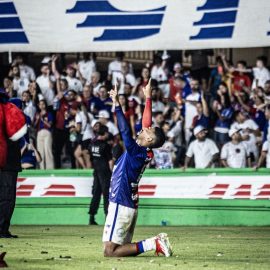 Fábio Magrão comemorando gol.