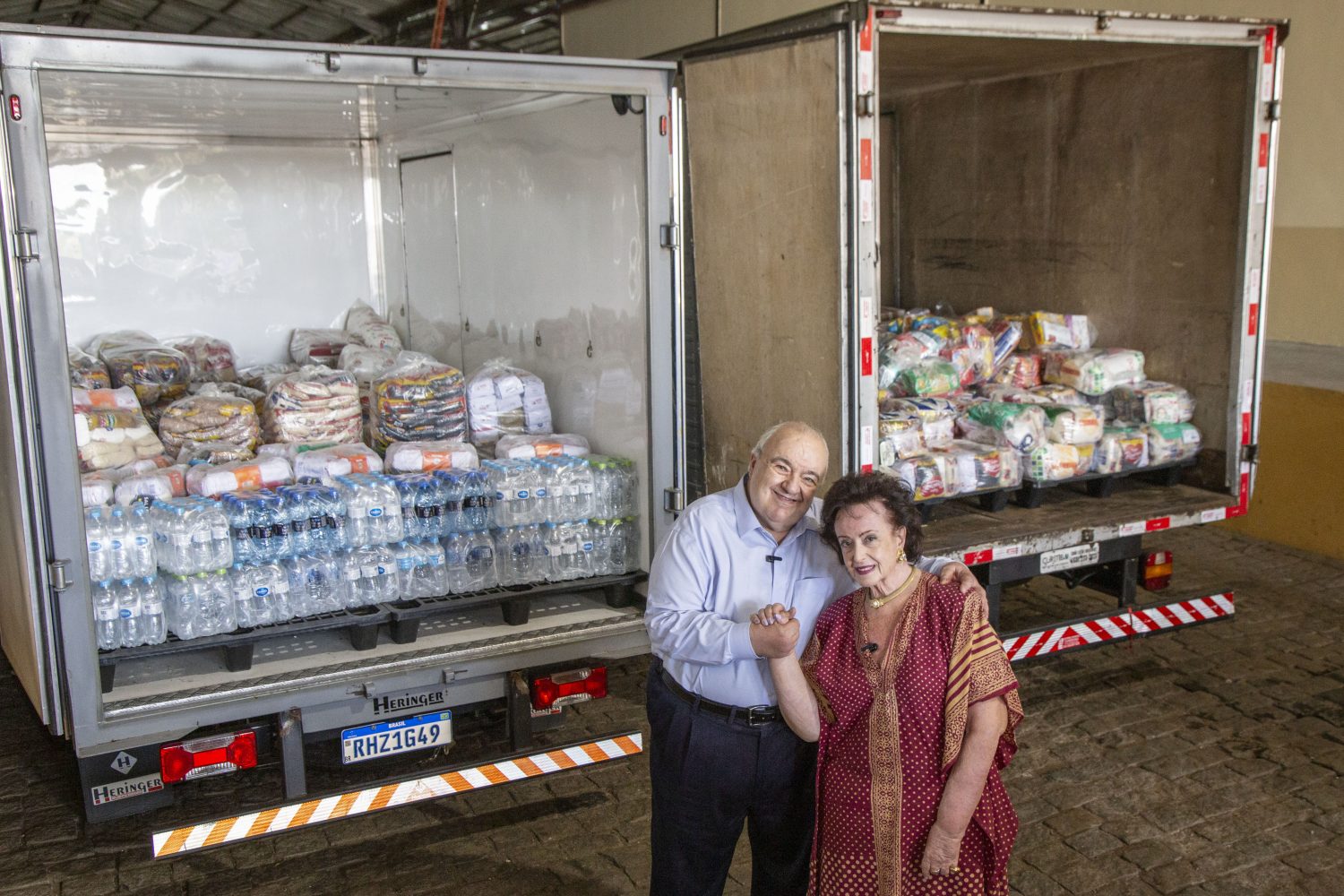 O prefeito Rafael Greca ao lado da primeira-dama de Curitiba, Margarita Sansone, realizam a entrega do primeiro caminhão com os donativos arrecadados por Curitiba para o estado do Rio Grande do Sul 
