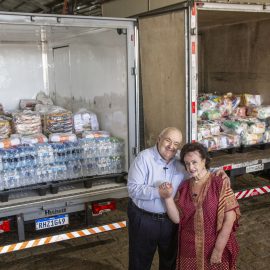 O prefeito Rafael Greca ao lado da primeira-dama de Curitiba, Margarita Sansone, realizam a entrega do primeiro caminhão com os donativos arrecadados por Curitiba para o estado do Rio Grande do Sul