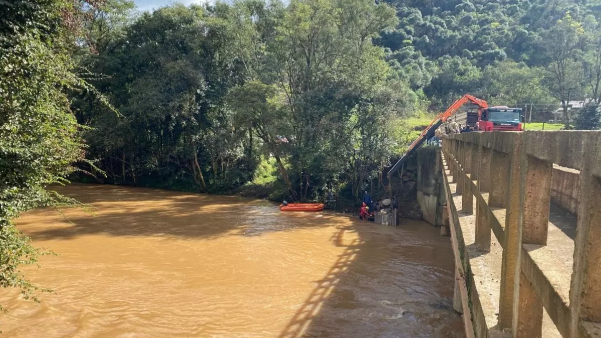 Quatro pessoas são encontradas mortas em carro submerso em SC 