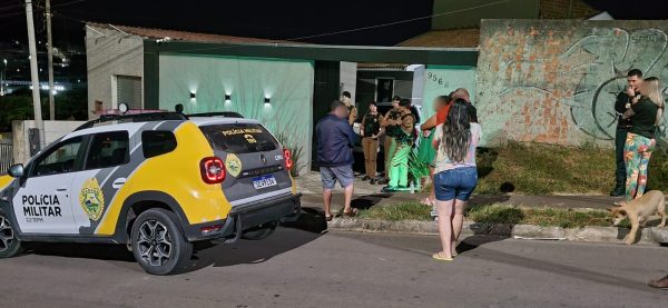 Policiais em frente a casa da mulher assassinada em Itaperuçu