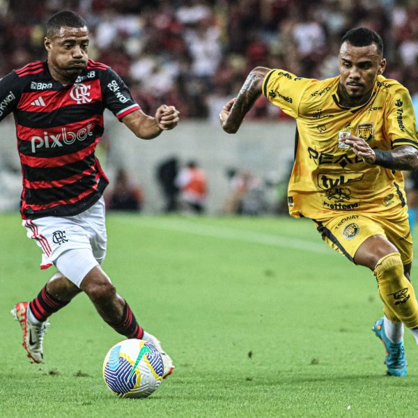Alef Manga comemora gol do Coritiba sobre o Criciúma