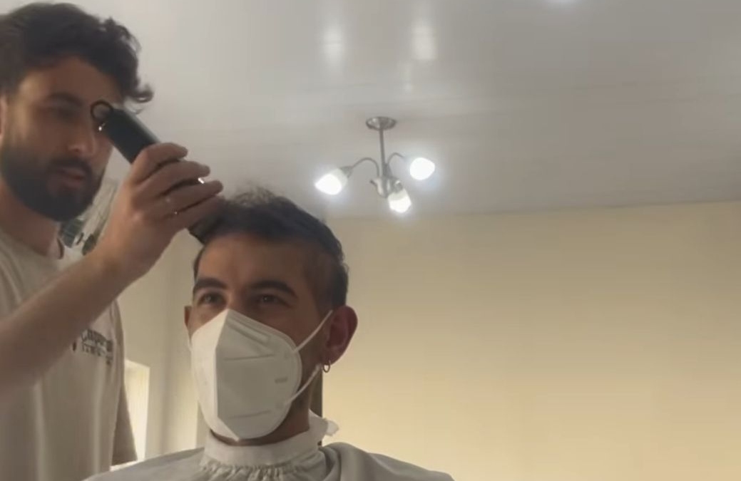 Jovem descobre câncer, raspa o cabelo e é surpreendido pelo barbeiro