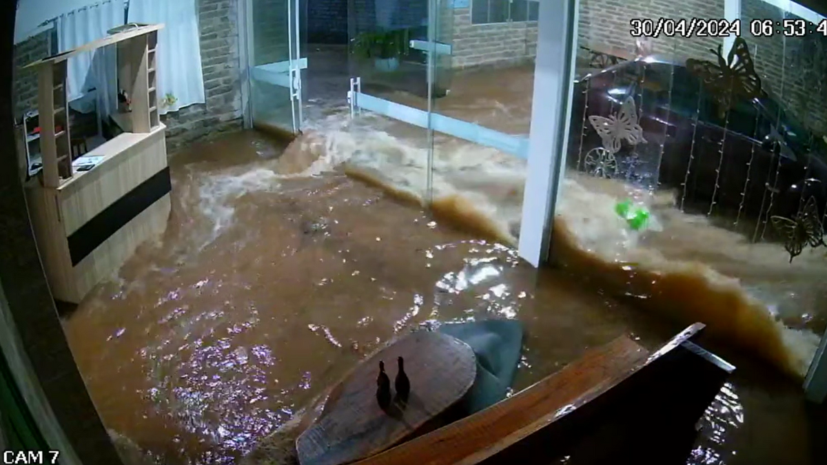Enchentes no RS: vídeo que mostra rapidez com que água invade casa viraliza