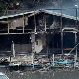 Um edifício danificado durante os protestos na Nova Caledónia (Foto: Lilou Garrido Navarro Kherachi/Reuters)