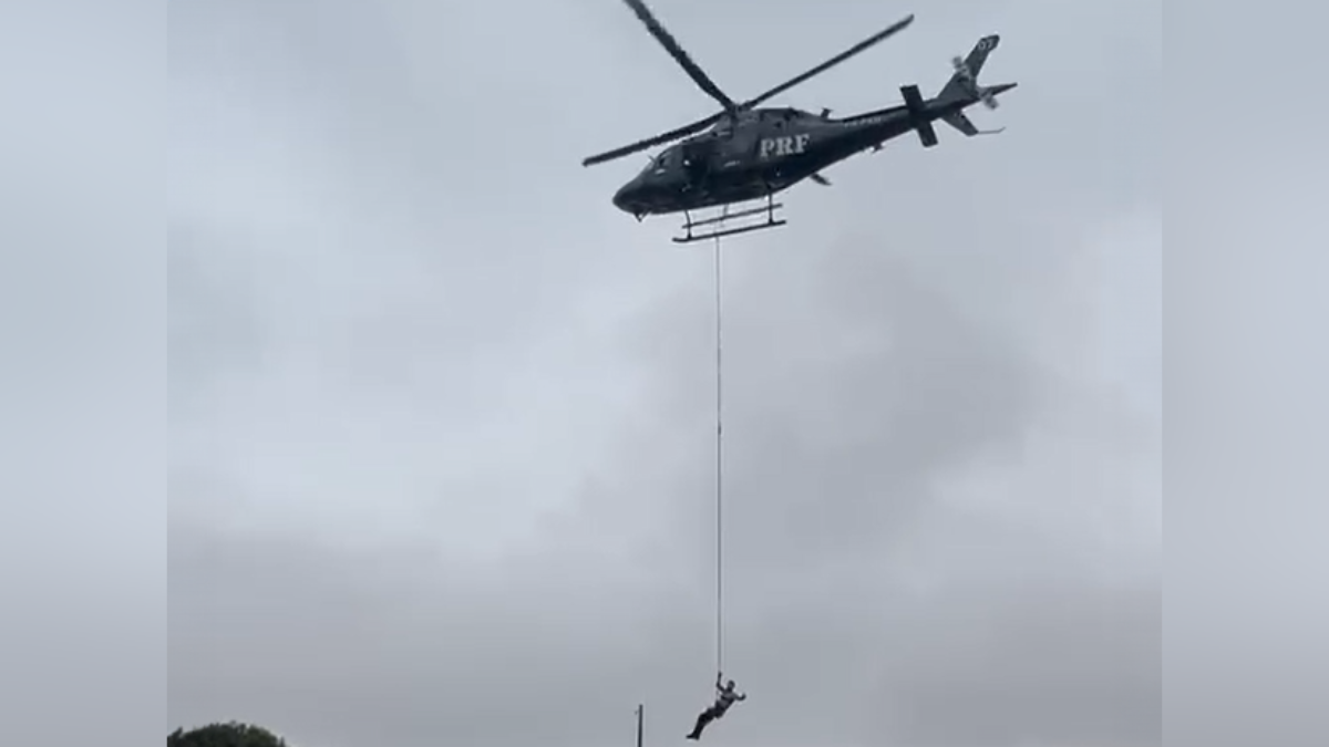 Militares do Paraná realizam resgates com helicóptero no RS