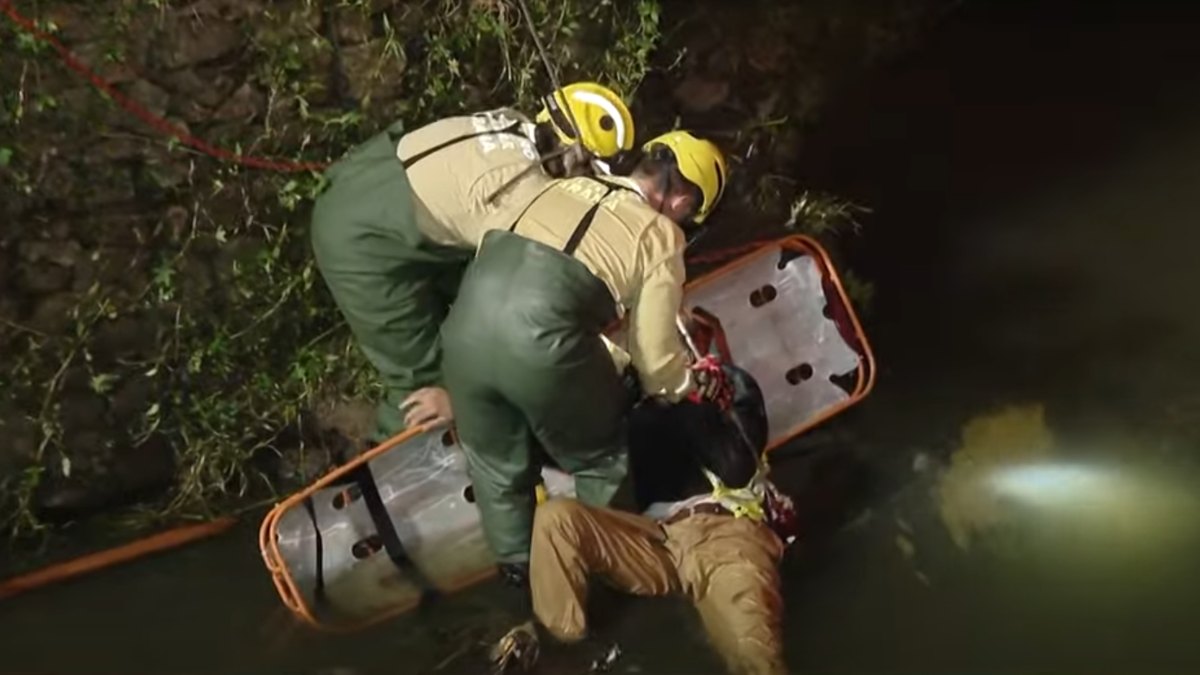 Homem quase morre afogado ao cair em córrego mas é salvo por trabalhadores