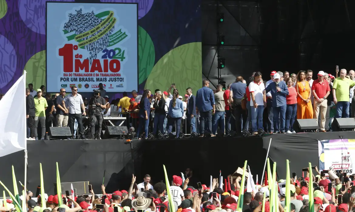 Lula sanciona lei que altera tabela do IR e critica desoneração da folha