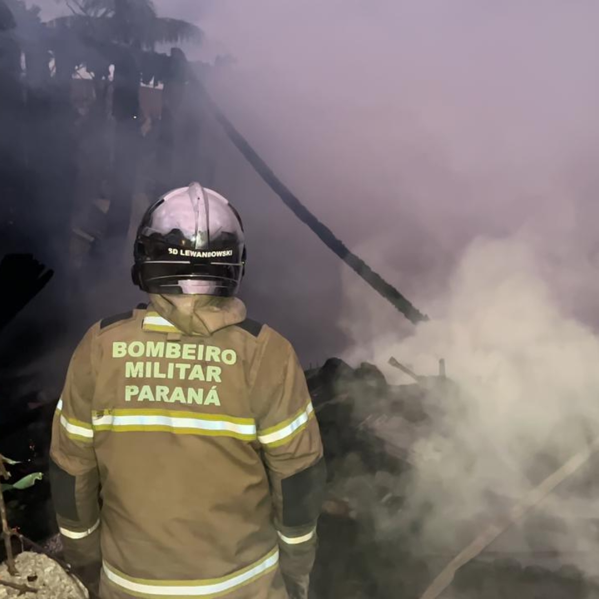 Incêndio destrói casa e assusta moradores em Curitiba