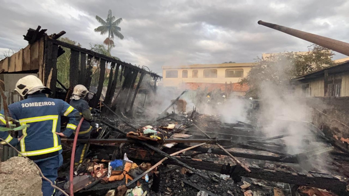 Incêndio destrói casa e assusta moradores em Curitiba