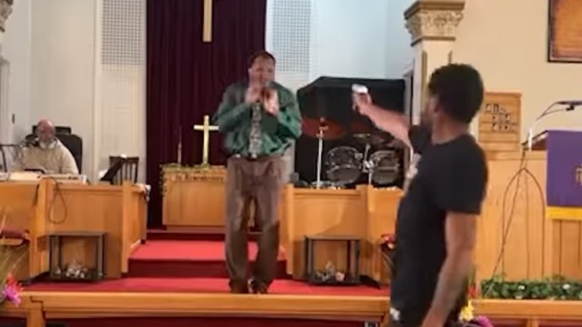 Jovem tenta atirar em pastor durante culto e arma falha; vídeo