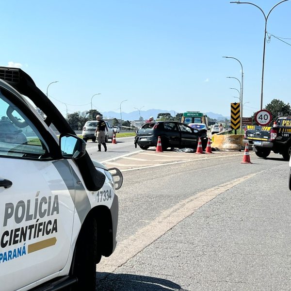 Carro Fiat Palio verde após acidente em ribanceira com esquipes de bombeiros resgatando o motorista