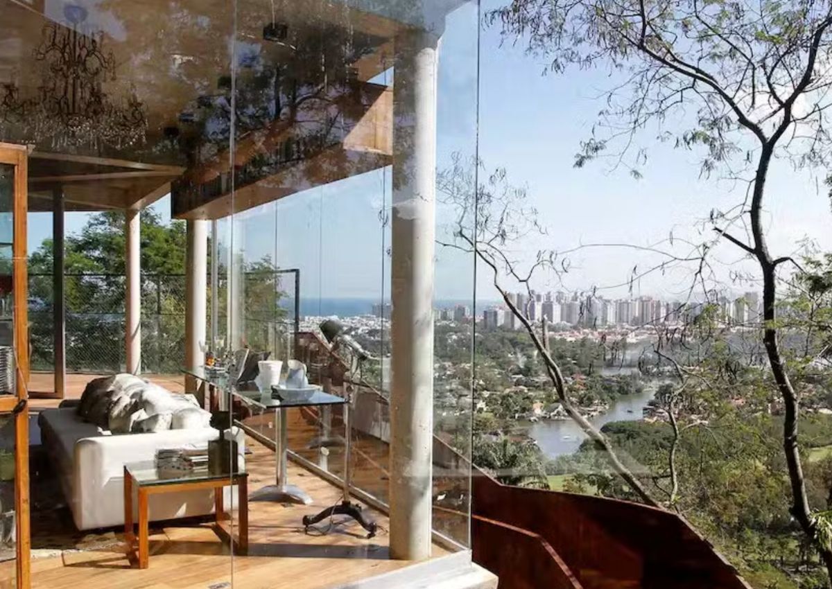 Mansão de vidro à venda por valor milionário tem vista para mar no Rio de Janeiro