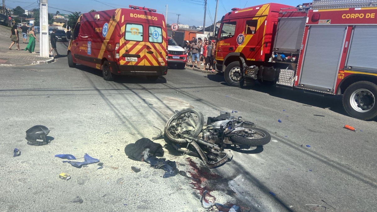 Moto pega fogo em acidente e motociclista fica gravemente ferido, na Grande Curitiba