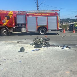 Moto pega fogo em acidente e motociclista fica gravemente ferido, na Grande Curitiba