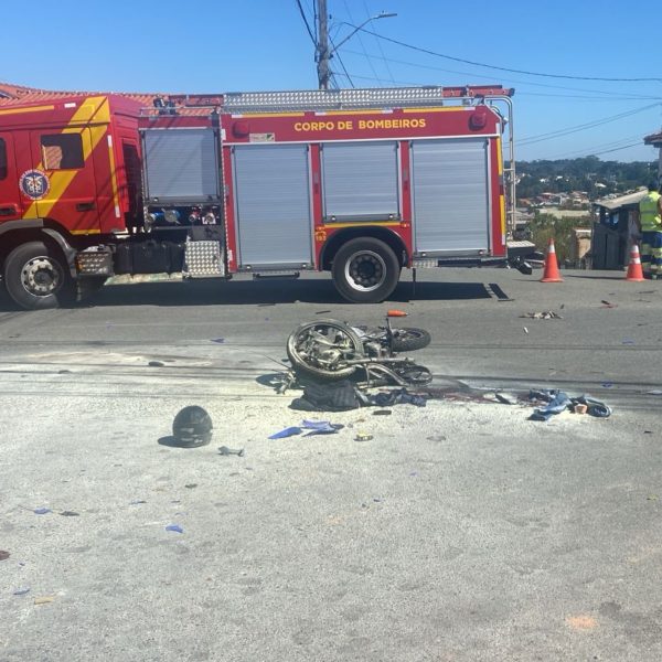 Caminhão tomba sobre a ponte do Rio Ligeiro, no PR, e motorista fica ferido; vídeo-