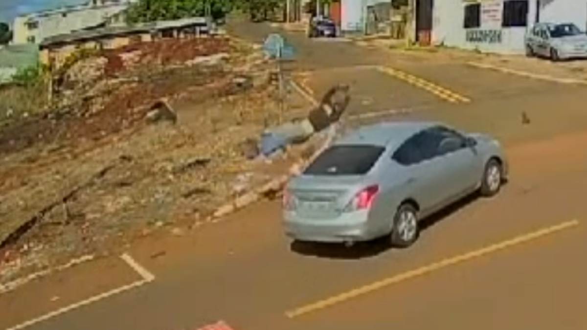 Motociclista é arremessado após acidente no Oeste do Paraná; assista