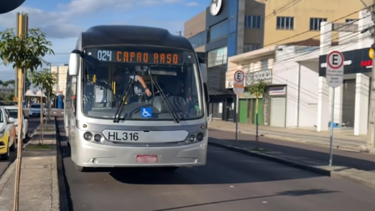 Mulher fica em estado grave após ser atropelada por ônibus, em Curitiba