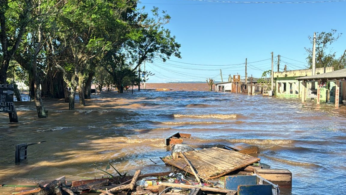 Ondas no Guaíba impressionam em meio a risco de cheia histórica no RS