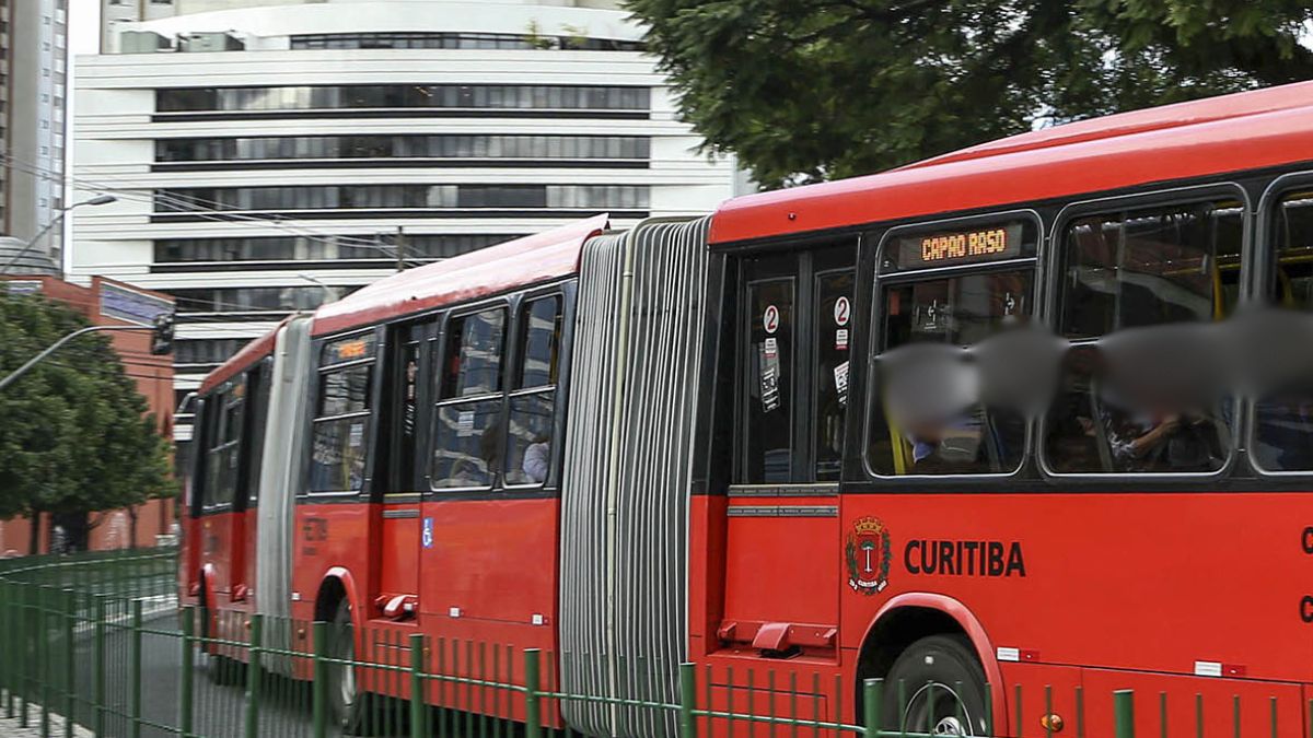 Três suspeitos de assaltar passageiros de ônibus de Curitiba e região são presos