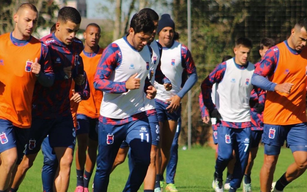 Jogadores do Paraná Clube em treino.