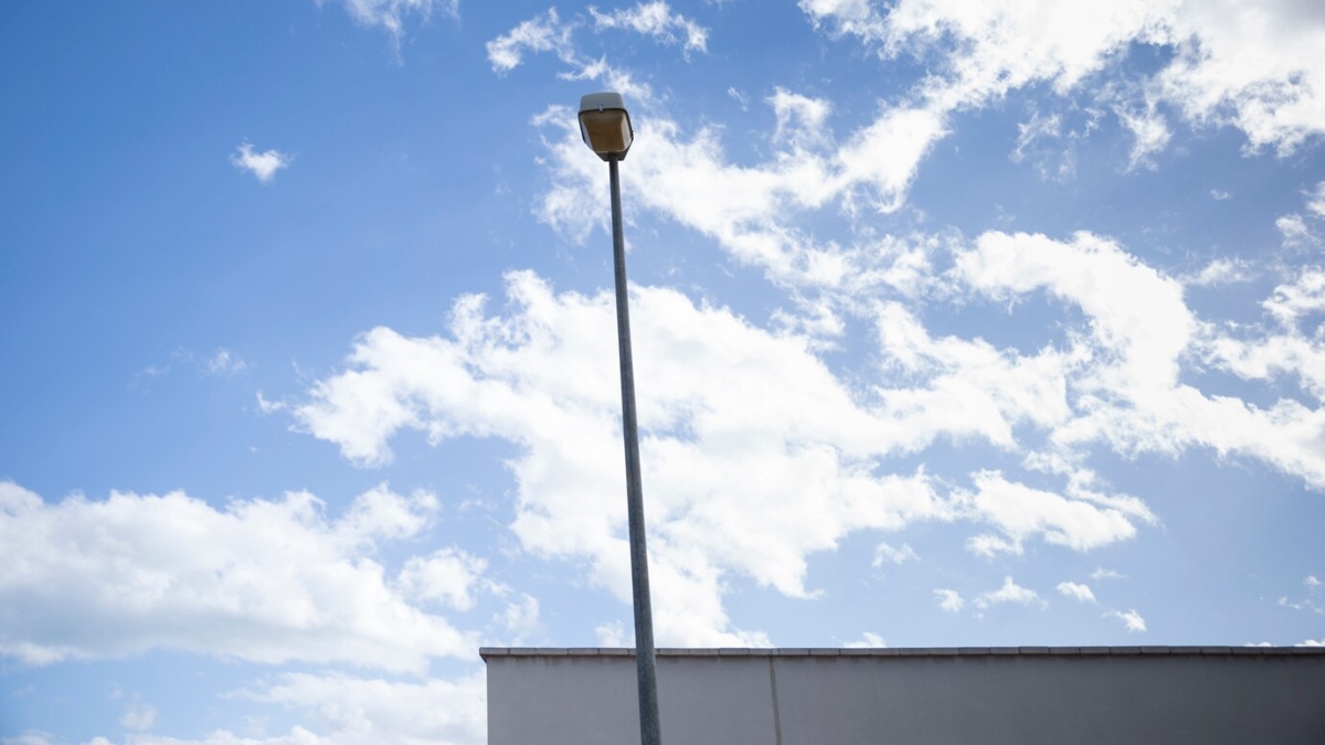 Eletricista sofre descarga elétrica durante manutenção de poste em Curitiba