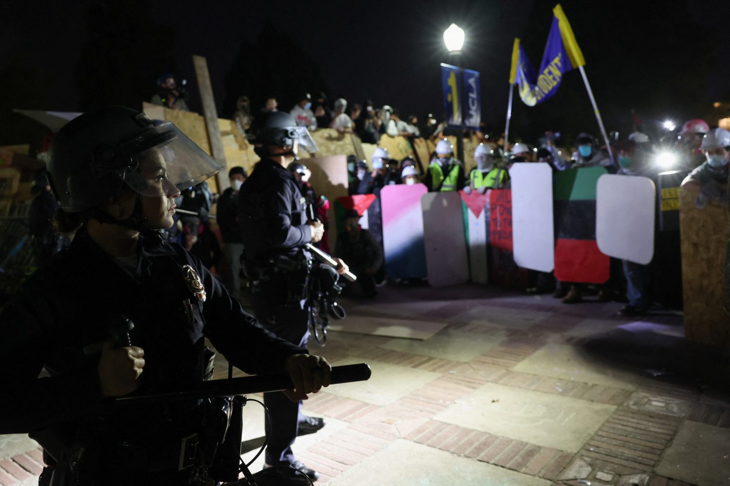 Manifestantes pró-Palestina, que acampavam em frente à Universidade da Califórnia de Los Angeles (UCLA), nos Estados Unidos, sofreram ataques de manifestantes favoráveis a Israel, na última quarta-feira (1). 