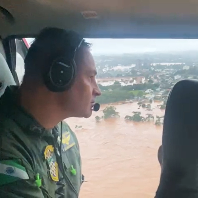 Bombeiros e policiais militares do Paraná ajudam em resgates no Rio Grande do Sul