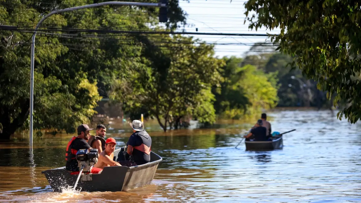Resgatade das vítimas da chuva em Porto Alegre 