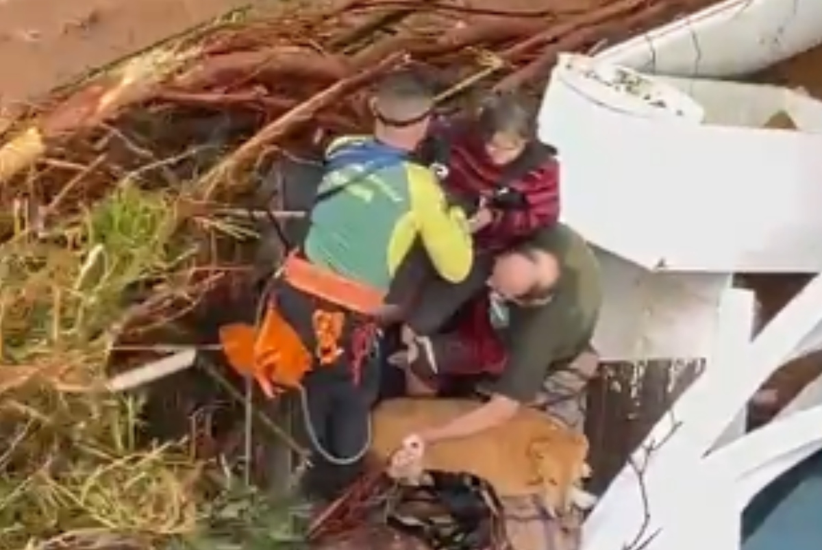 Brigada Militar realiza resgate emocionante de um casal e seu cachorro 
