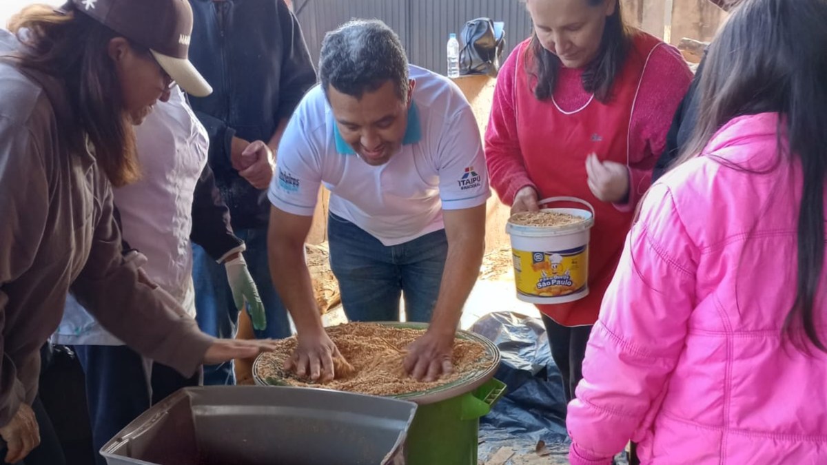 Tapete de Corpus Christi volta a cobrir toda a extensão da procissão do Santo Sacramento em Cascavel após quase 10 anos