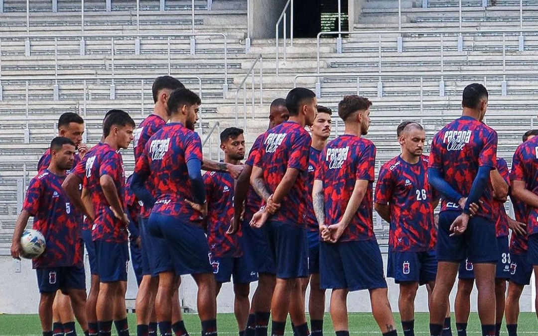 Jogadores do Paraná Clube em treinamento na Arena da Baixada. 