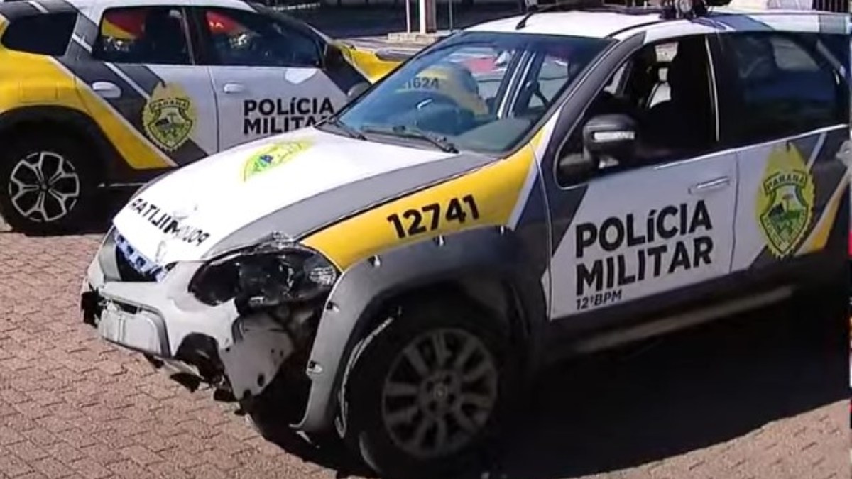 Acidente com viatura da Polícia Militar deixa dois policiais feridos no centro de Curitiba