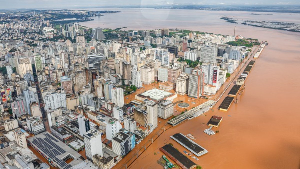 Pesquisa aponta que a maioria dos brasileiros acreditam que a população ajuda mais as vítimas no RS
