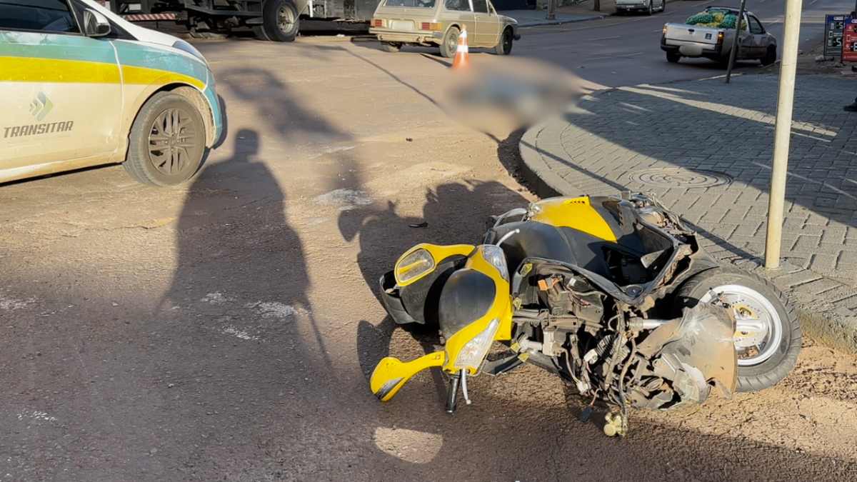 Motociclista morre na hora em acidente após passar sinal vermelho em Cascavel