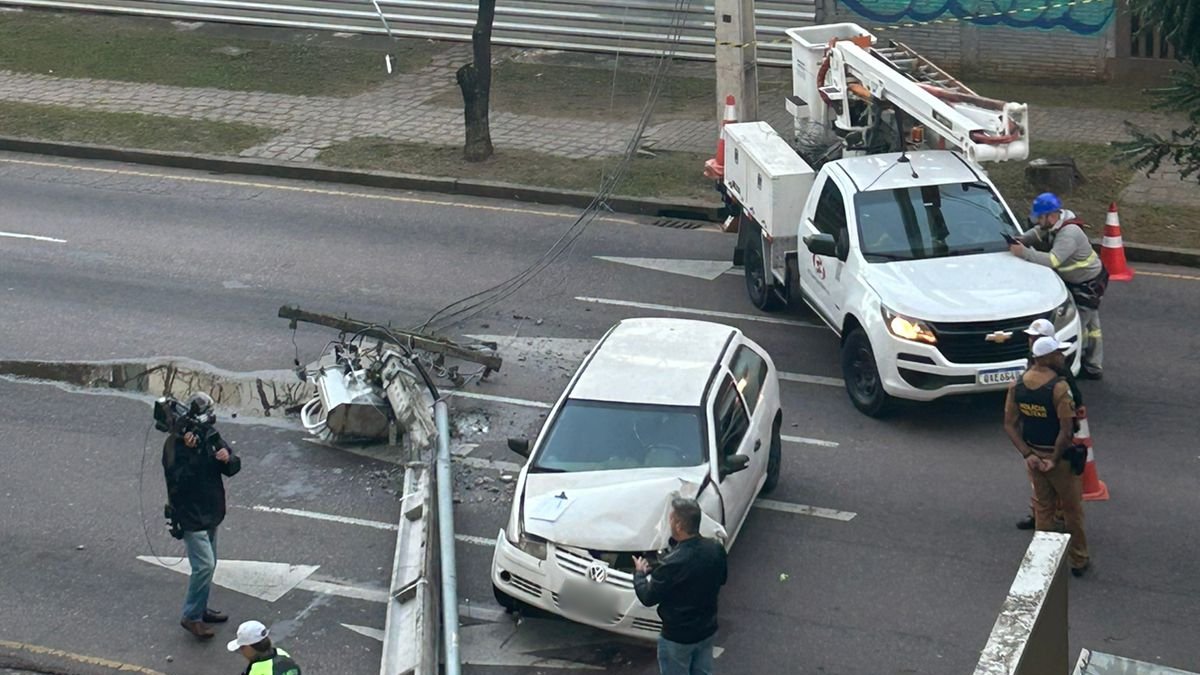 Motorista derruba poste em acidente, em Curitiba