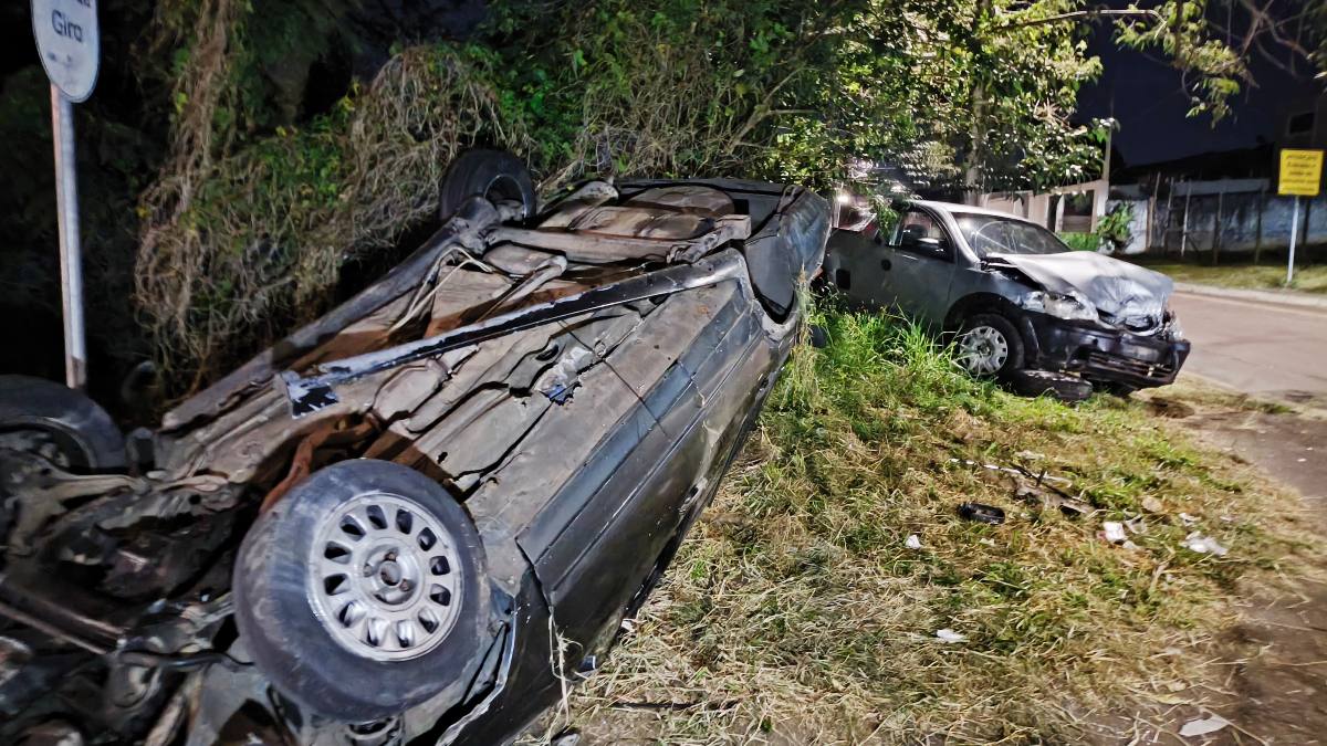 Acidente no bairro São Braz terminou com Santana capotado 