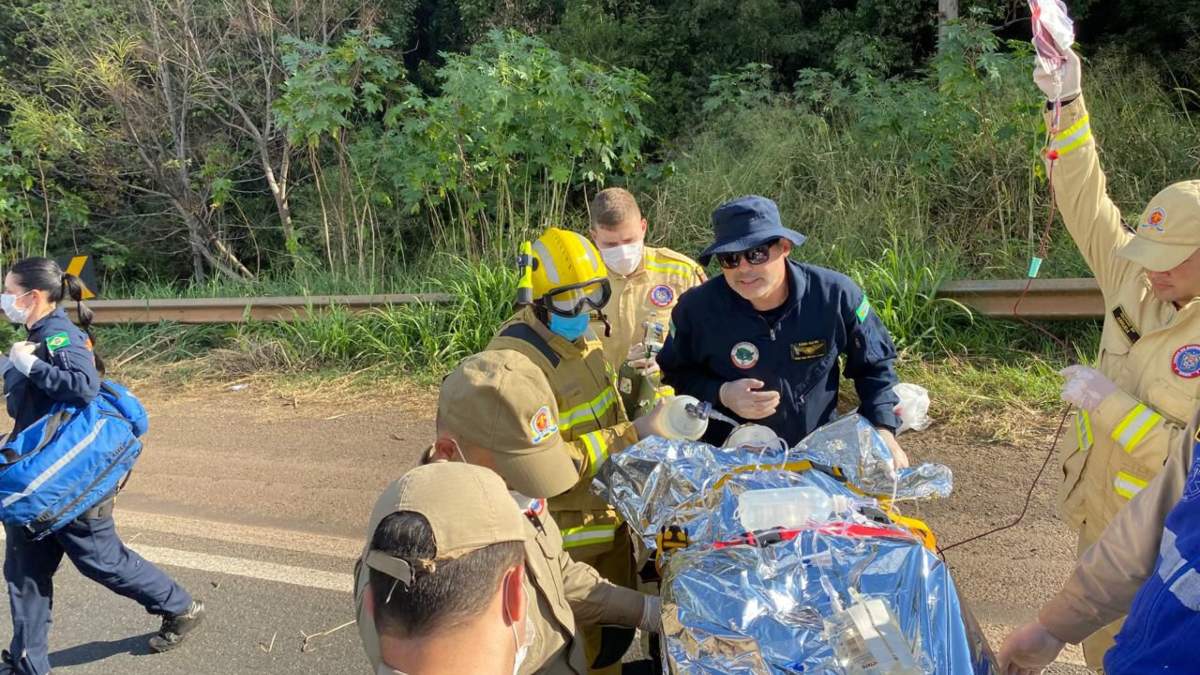 Acidente com motocicleta na BR-376 deixa dois feridos graves e mobiliza dois helicópteros para o resgate das vítimas, em Califórnia