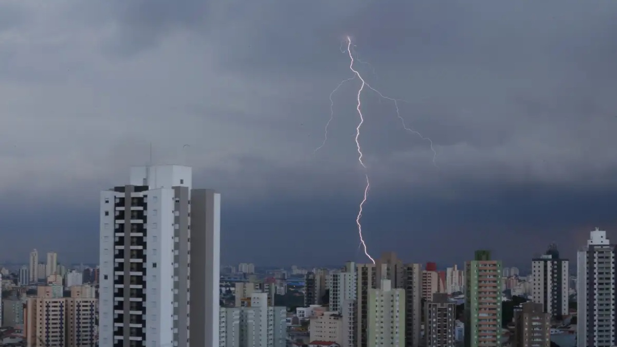 Paraná está sob alerta laranja de tempestade nesta segunda (24); veja regiões