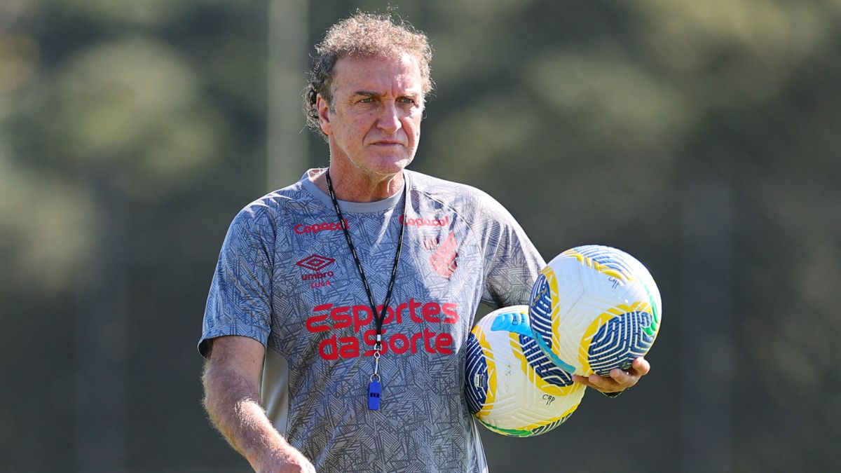 Técnico Cuca comanda treino no Athletico